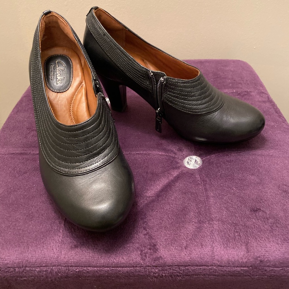 Clark’s Black Round-Toe Heels